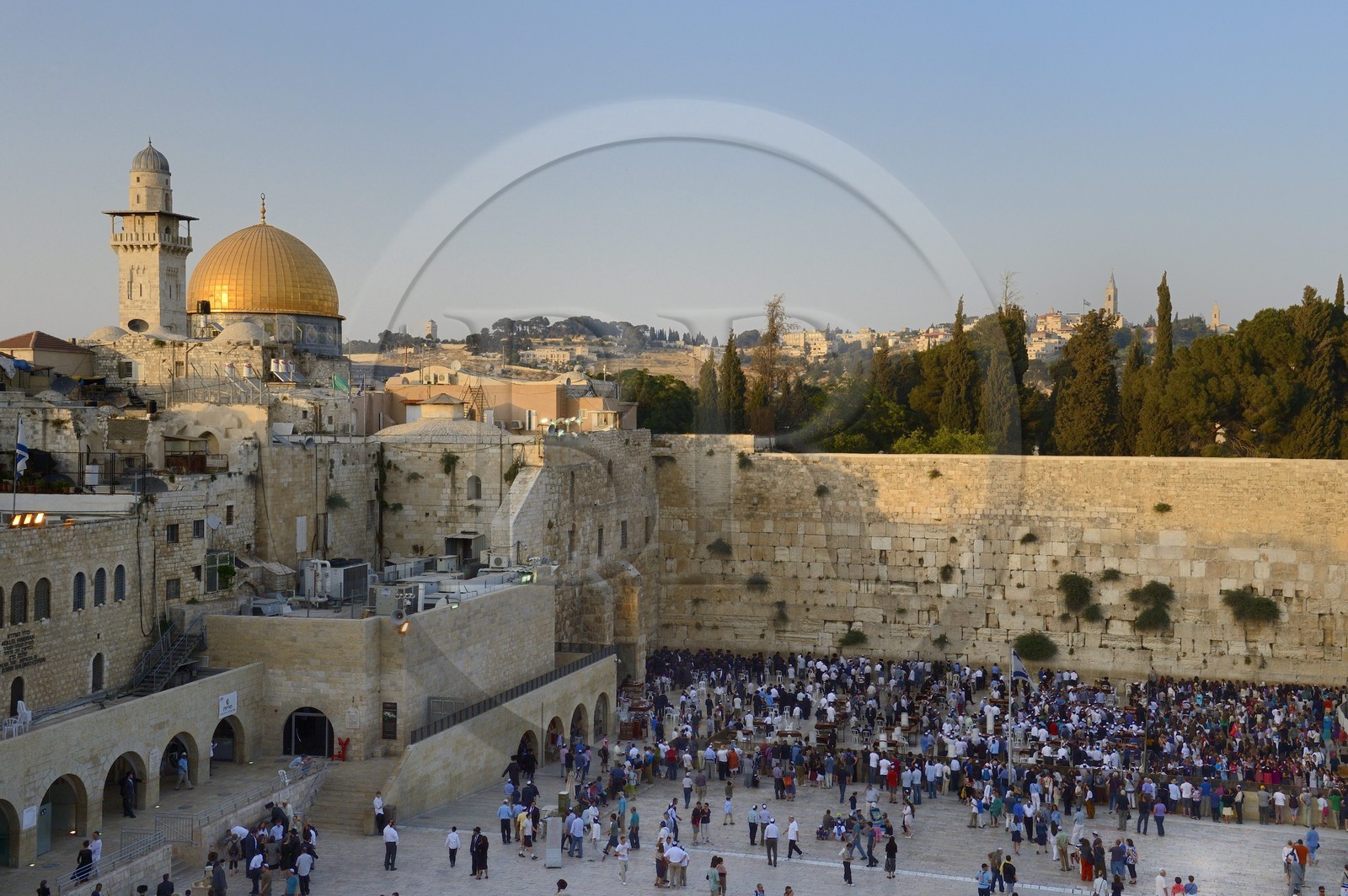 Israel, Jérusalem, ville sainte, vieille-ville classée Patrimoine Mondial de l'UNESCO, Mur des Lamentations ou mur occidental faisant partie des murs de soutènement de l'esplanade du Temple construite par Hérode Ier le Grand et le Dome du Rocher sur Haram el-Sharif en arrière plan
