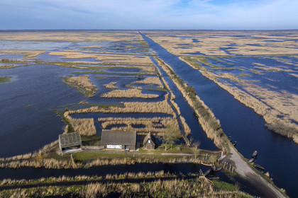 France, Loire-Atlantique (44), parc naturel regional de la Brière, Saint-Malo-de-Guersac, panorama sur les marais de Brière et le canal de Rozé (vue aérienne)