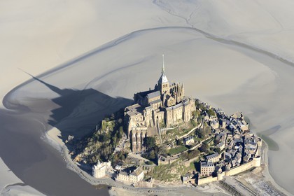 France, Manche (50), Baie du Mont-Saint-Michel, classée Patrimoine Mondial de l'UNESCO, le Mont-Saint-Michel à marée basse (vue aérienne)
