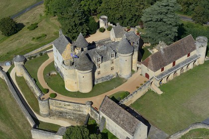 France, Dordogne (24), Périgord Noir, vallée de la Dordogne, Sainte-Mondane, le chateau de Fénelon (vue aérienne)