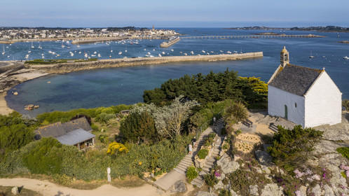 France, Finistère (29), Roscoff, étape sur le chemin de Grande Randonnée GR 34 ou sentier des douaniers, la chapelle Sainte Barbe à la Pointe de Bloscon (vue aérienne)