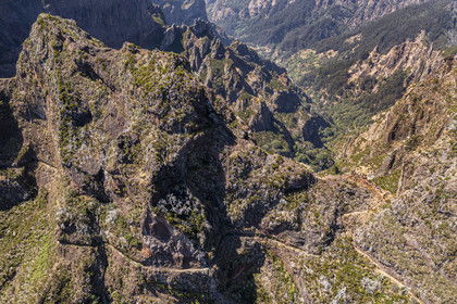 Portugal, Madeira Island, Vereda do Areeiro hike between Pico Ruivo (1862m) and Pico Arieiro (1817m), hikers crossing Pico Das Torres (aerial view)