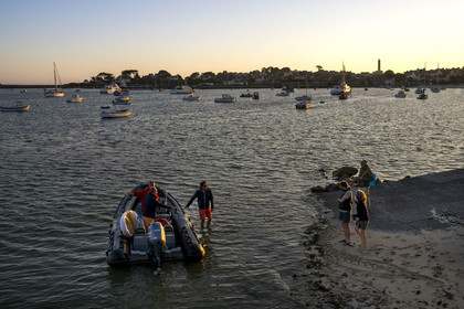 France, Finistère (29), Iles du Ponant, Ile de Batz, grève de  Porz-Kernok et le phare en arrière plan, embarquement à bord d'un bateau semi rigide