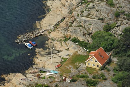 Suède, comté de Västra Götaland, archipel de Göteborg, petit port et maison isolée sur l' Ile de Gäveskär (vue aérienne)