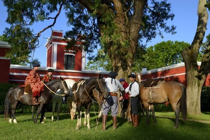 Argentine, province de Buenos Aires, San Antonio de Areco, groupe de gauchos à cheval devant l'estancia La Bamba de Areco