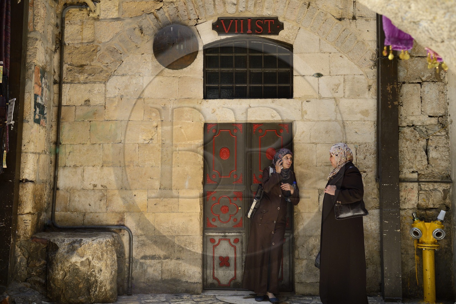 Israel, Jérusalem, ville sainte, vieille-ville classée Patrimoine Mondial de l'UNESCO, la Station VII de la Via Dolorosa (Chemin de Croix)  au croisement de la rue du Marché (souk Khan El-Zeit) dans le quartier musulman