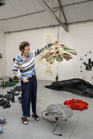 France, Hauts-de-Seine (92), Malakoff, l'artiste Annette Messager dans son atelier