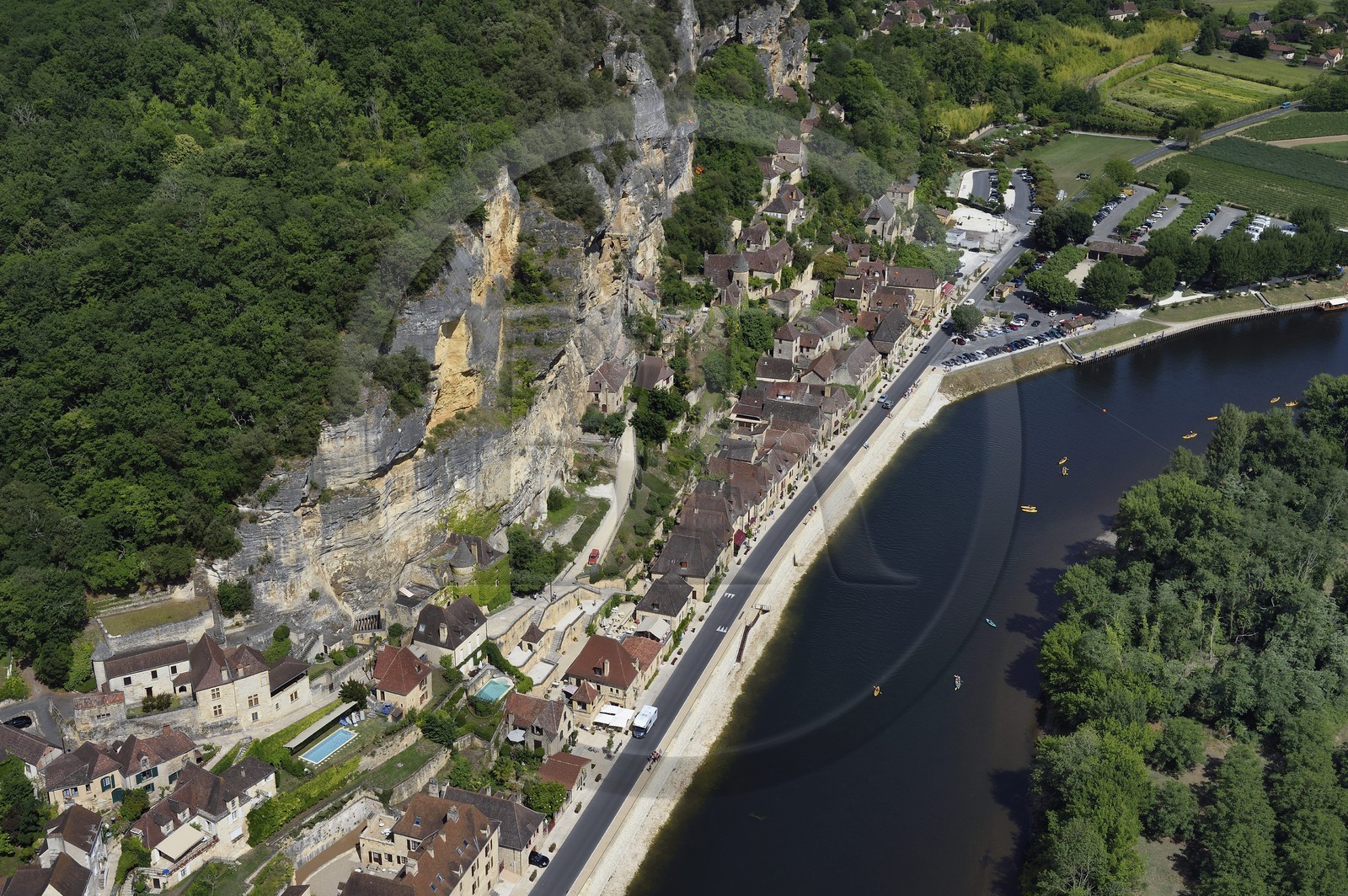 France, Dordogne (24), Périgord Noir, vallée de la Dordogne, La Roque-Gageac, labellisé Les Plus Beaux Villages de France, le village entre la falaise et la Dordogne (vue aérienne)