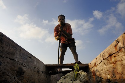 Tanzania, Zanzibar Archipelago, Unguja island (Zanzibar), southeast coast, Bwejuu, fisherman on a dhow (traditional Arab sailing vessel)