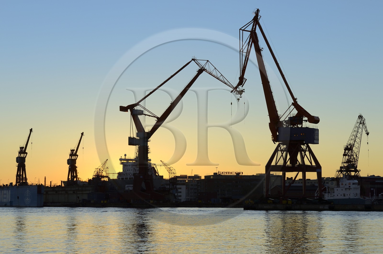 Suède, Västra Götaland, Göteborg (Gothenburg), les grues des anciens chantiers navales de Lundbyvassen