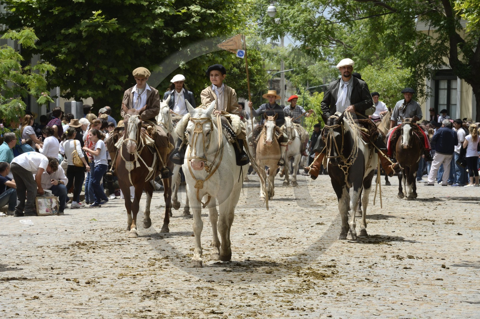 Argentine, province de Buenos Aires, San Antonio de Areco, fête du Jour de la Tradition (Dia de la Tradicion), gauchos à cheval défilant en habit traditionnel