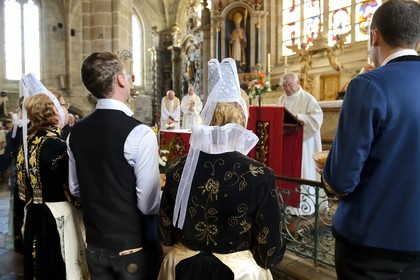France, Finistère (29), Locronan, labellisé Les Plus Beaux Villages de France, église Saint-Ronan, cérémonie religieuse qui précède la procession de la Troménie