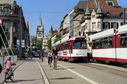 Allemagne, Bade-Wurtemberg, Fribourg en Brisgau, tram dans la rue Kaiser-Joseph Strasse et la Porte Saint-Martin Martinstor en arrière plan