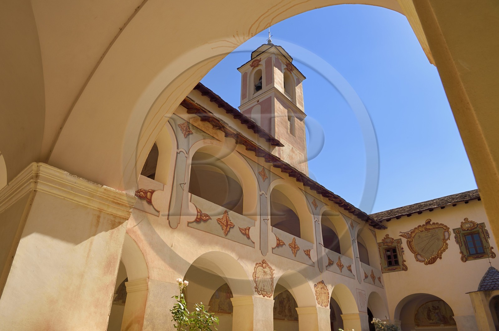 France, Alpes-Maritimes (06), vallée de la Roya (arrière-pays niçois), au pied du parc national du Mercantour, Saorge, le cloître du monastère de Saorge (Centre des monuments nationaux) ancien Couvent Franciscain Notre-Dame-des-Miracles