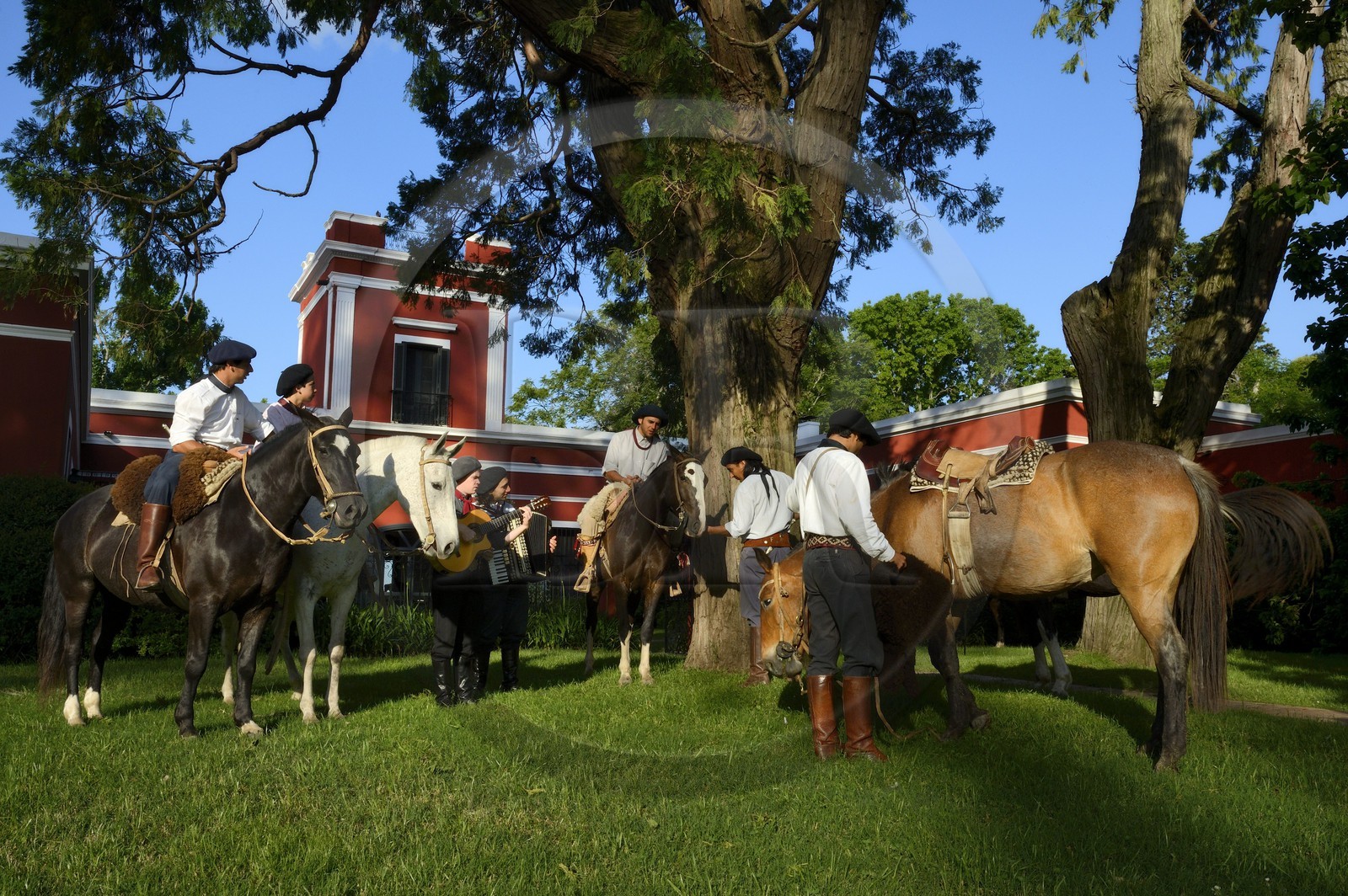 Argentine, province de Buenos Aires, San Antonio de Areco, groupe de gauchos à cheval devant l'estancia La Bamba de Areco