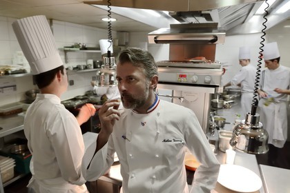 France, Rhône (69), Lyon, restaurant de la Mère Brazier fondé en 1921 par Eugénie Brazier, Mathieu Viannay Chef doublement étoilé au guide Michelin et sa brigade en cuisine