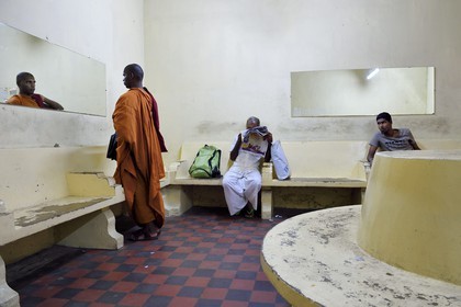 Sri Lanka, Colombo, gare centrale du Fort, moine bouddhiste dans la salle d'attente