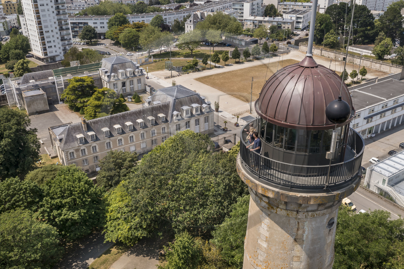 Morbihan (56), Lorient, l’Enclos du port, La tour de la découverte, la boule horaire donne chaque jour l’heure solaire de midi en chutant, et l’hôtel Gabriel en arrière plan (vue aérienne)