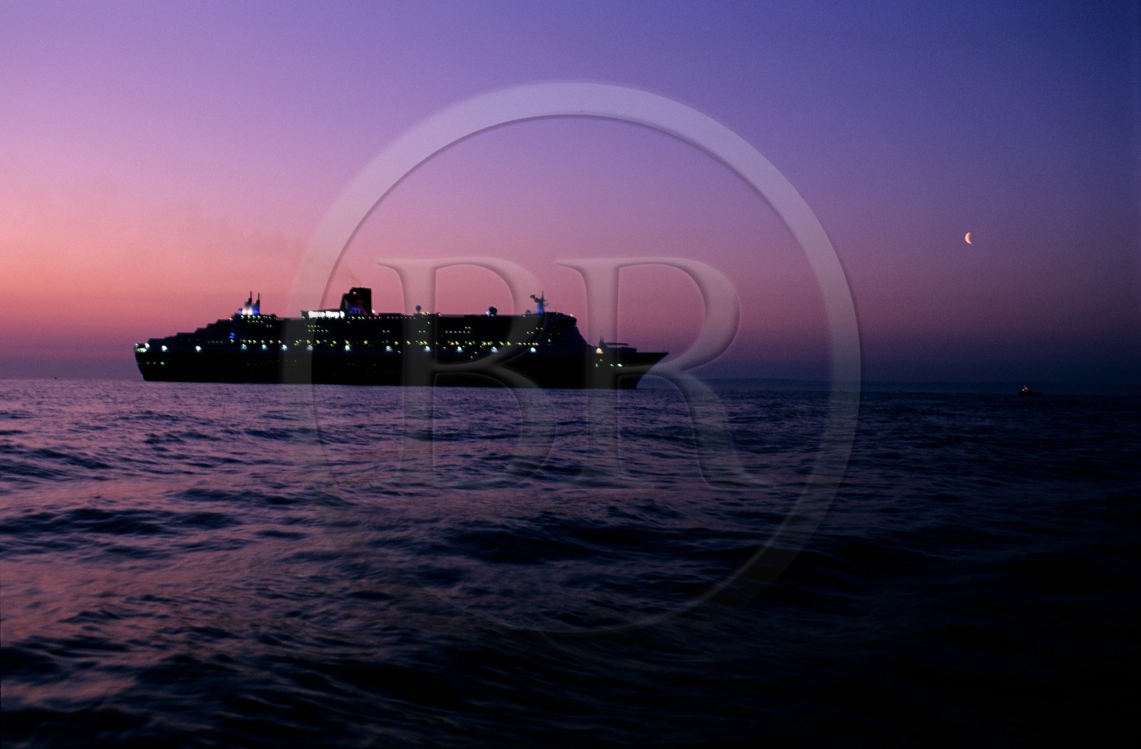 France, Manche (50), arrivée du Queen Mary II au large de Cherbourg à l' aube