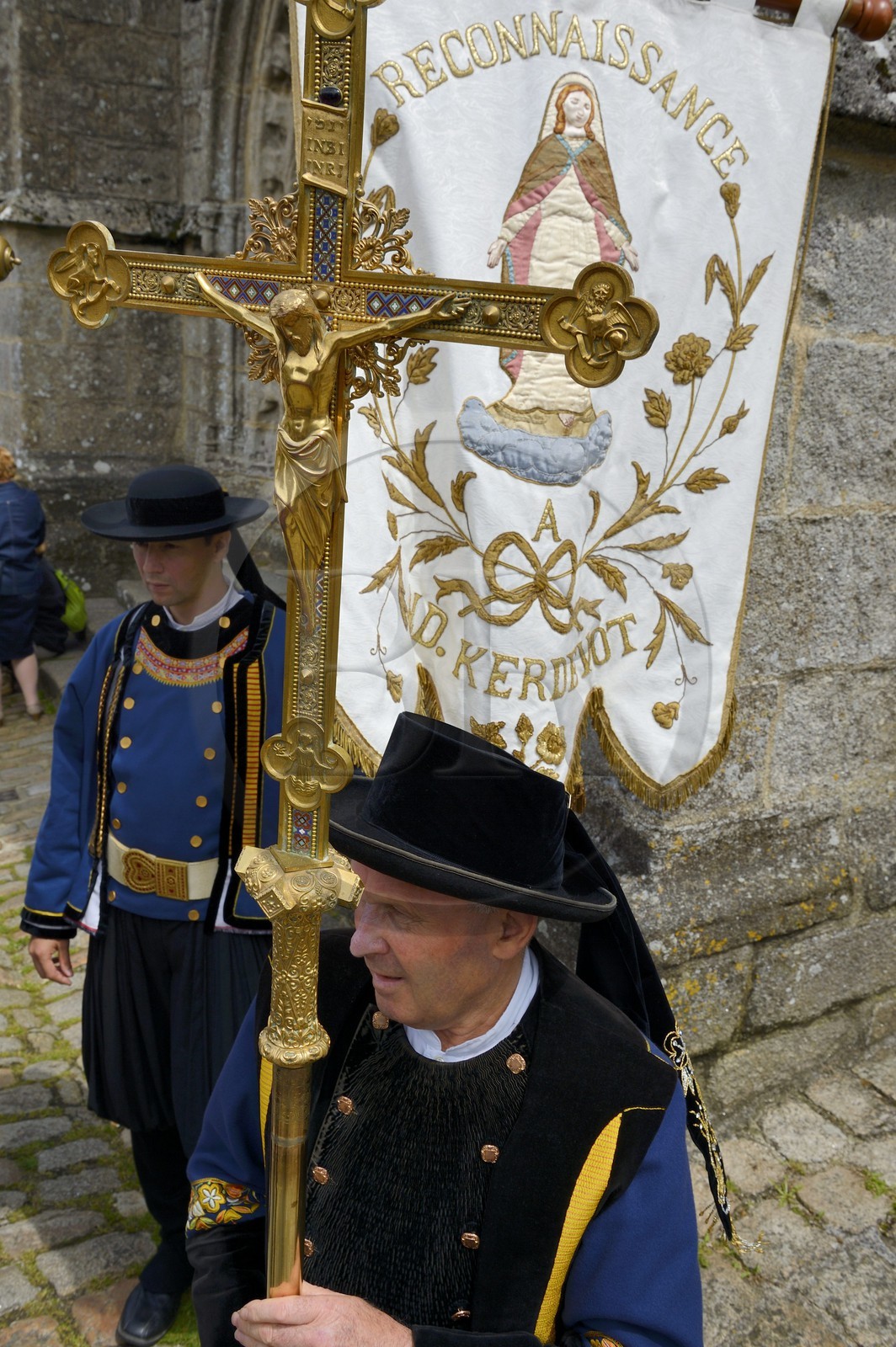 France, Finistère (29), Locronan, labellisé Les Plus Beaux Villages de France, sortie en costume traditionnel de la chapelle du Péniti adjacente à l'église Saint Ronan pour le départ de la procession de la Troménie