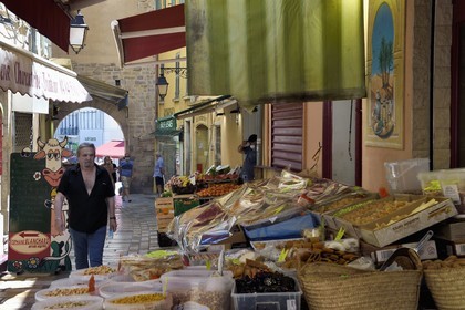 France, Var (83), Hyères, vieille ville, étal d'épicerie dans la rue Massillon et porte Massillon en arrière plan