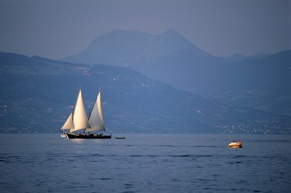 France, Haute-Savoie (74), Evian-les-Bains, Lac Léman, le Savoie, barque traditionnelle reconstruite