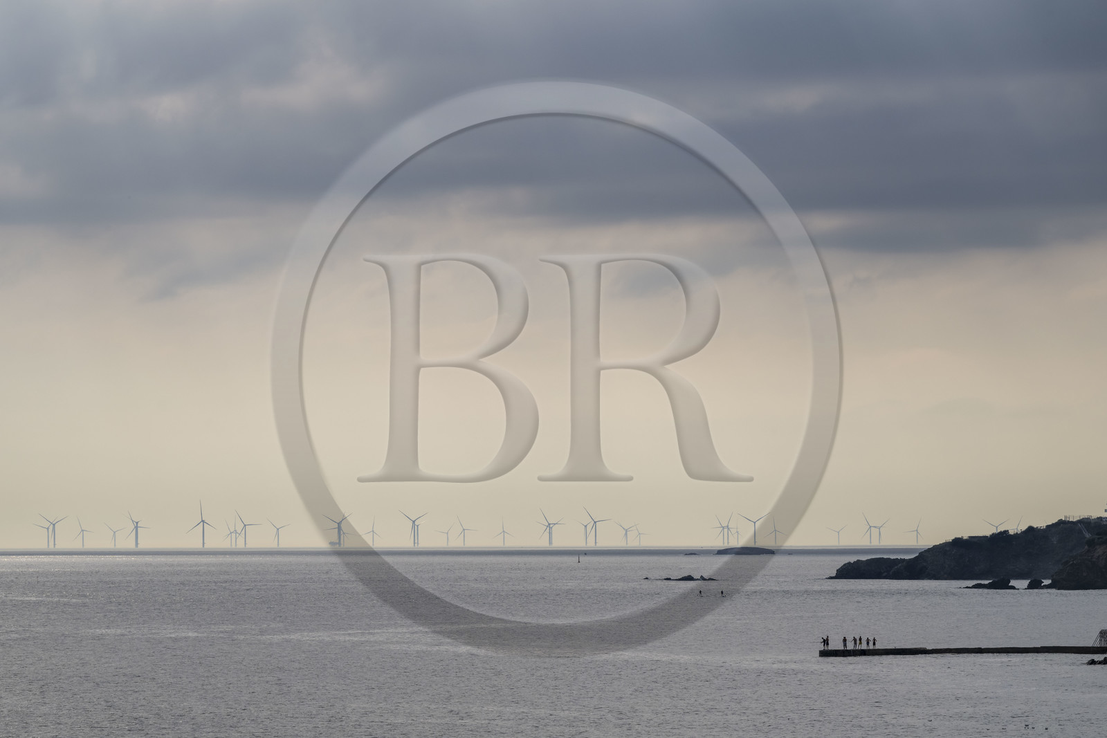 France, Loire-Atlantique (44), Estuaire de la Loire, Saint-Nazaire, le parc éolien en mer de Saint-Nazaire vu depuis la Pointe de l'Eve