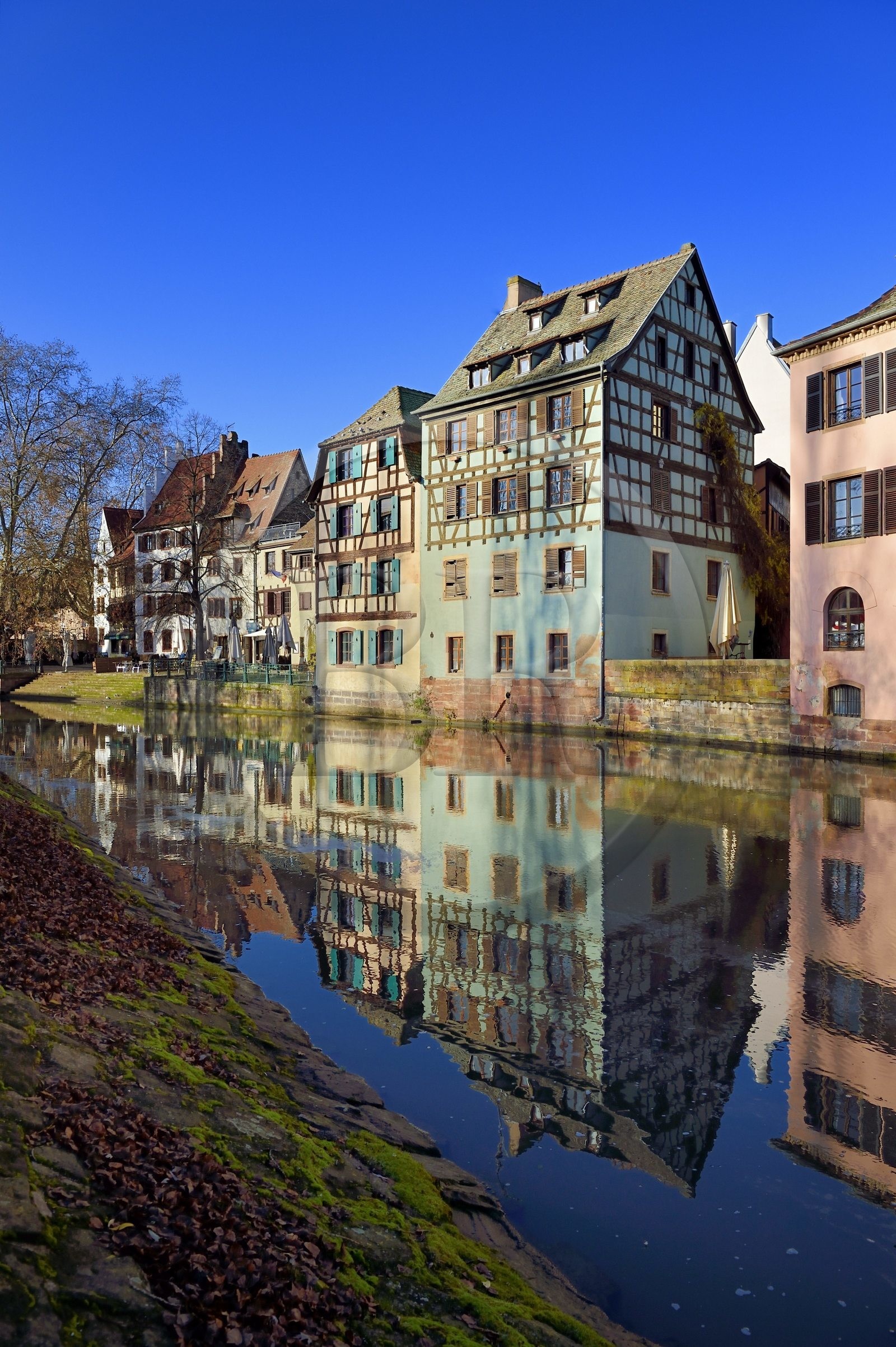 France, Bas-Rhin (67), Strasbourg, vieille ville classée au Patrimoine Mondial de l'UNESCO, quartier de la Petite France, quai de la Petite France le long d'un des bras de la rivière l'Ill
