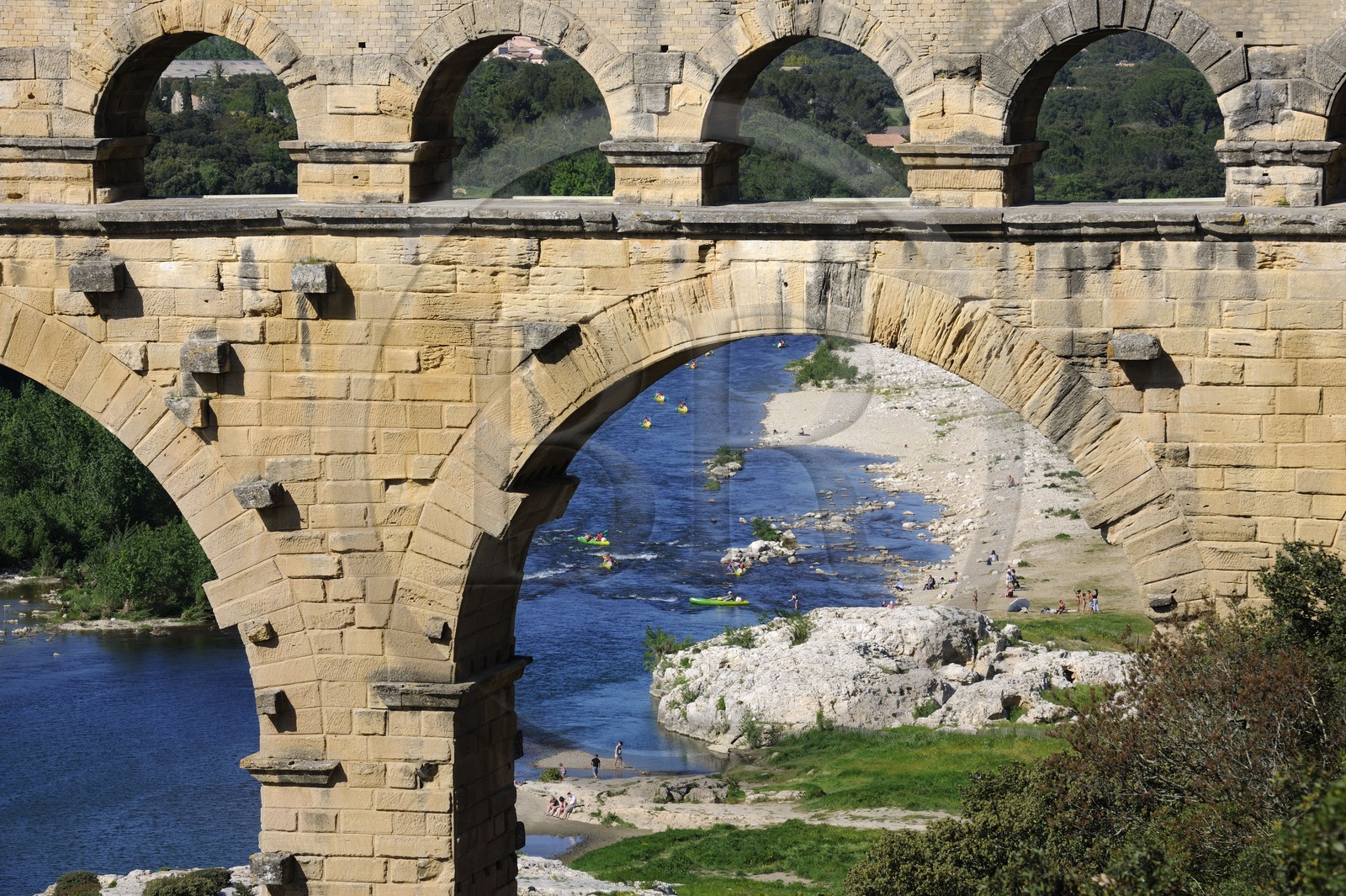 France, Gard (30), le Pont du Gard classé Patrimoine Mondial de l'UNESCO, aqueduc romain qui enjambe le Gardon, descente en canoë-kayak du Gardon