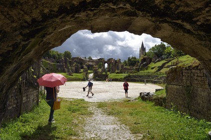 France, Charente-Maritime (17),  Saintonge, Saintes, amphithéâtre gallo-romain appelé localement les Arènes de Saintes, sa construction commence sous le règne de Tibère et s'achève sous le règne de Claude, vers 40 après JC, 127 mètres de long sur 102 de large, il pouvait accueillir près de 15 000 spectateurs, la basilique Saint-Eutrope en arrière plan