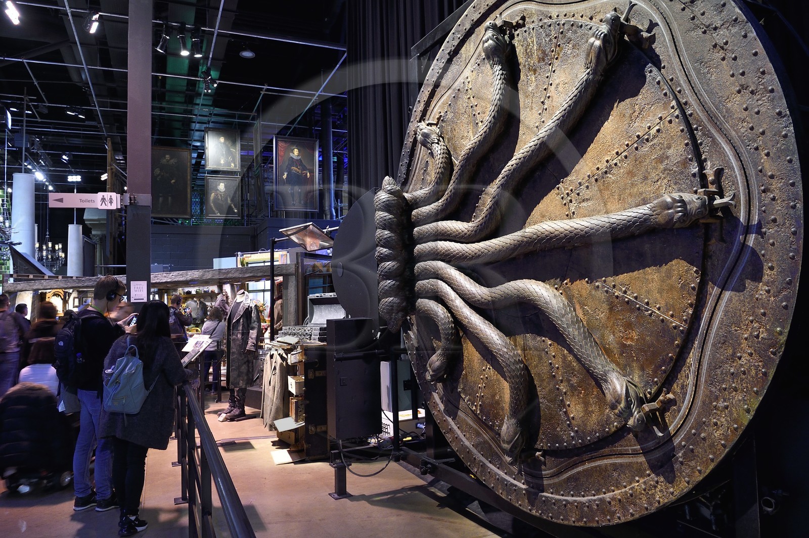 Royaume-Uni, Hertfordshire, Leavesden, Leavesden Film Studios, Harry Potter Studio Tour London, les coulisses du tournage des 8 films de Harry Potter, la porte de la chambre des secrets
