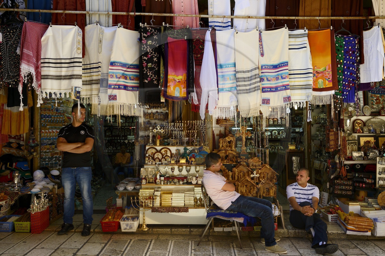 Israel, Jérusalem, ville sainte, vieille-ville classée Patrimoine Mondial de l'UNESCO, quartier chrétien, boutique de souvenirs et de produits religieux des trois religions