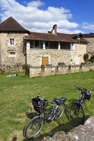 France, Dordogne (24), Périgord Vert, Saint-Jean-de-Côle, labellisé Les Plus Beaux Villages de France, vélos devant l'ancien moulin de l'abbaye