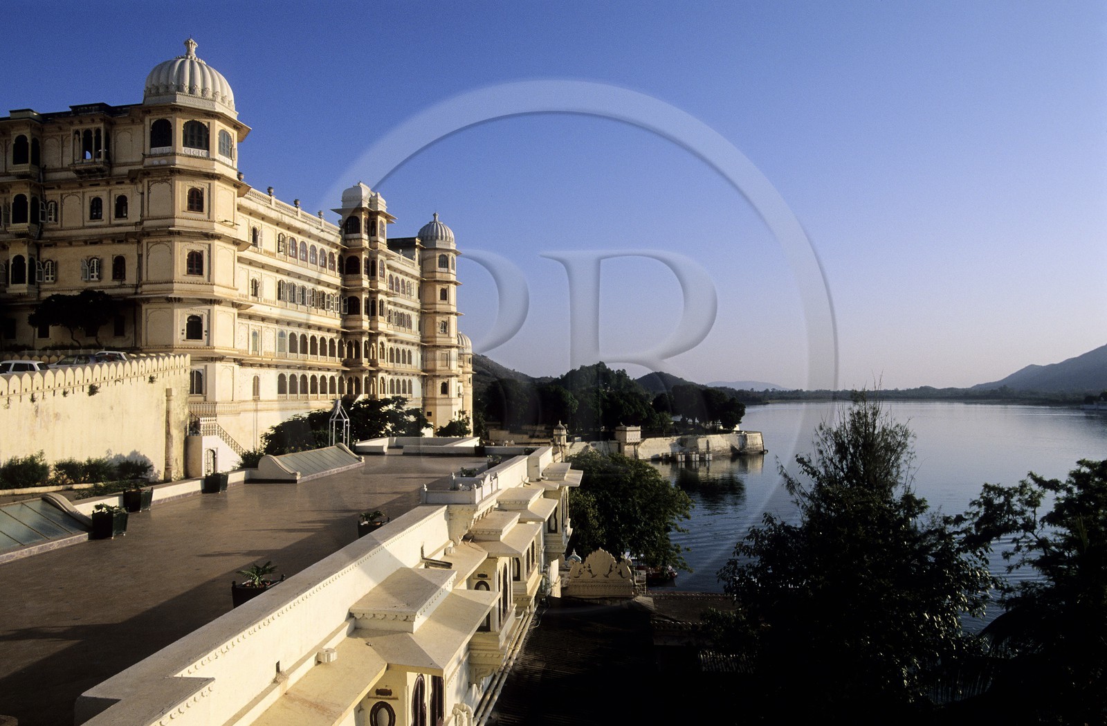 Inde, état du Rajasthan, Udaipur, City Palace, le Fateh Prakash Palace hôtel surplombe le lac Pichola