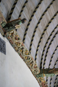France, Finistère (29), Roscoff, l'église Notre-Dame de Croaz Batz, sculptures peintes en bois sur la sablière décorant la voute