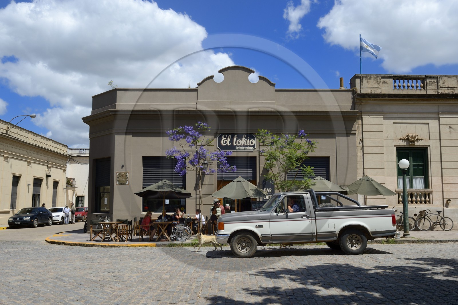 Argentine, province de Buenos Aires, San Antonio de Areco, café sur la place centrale