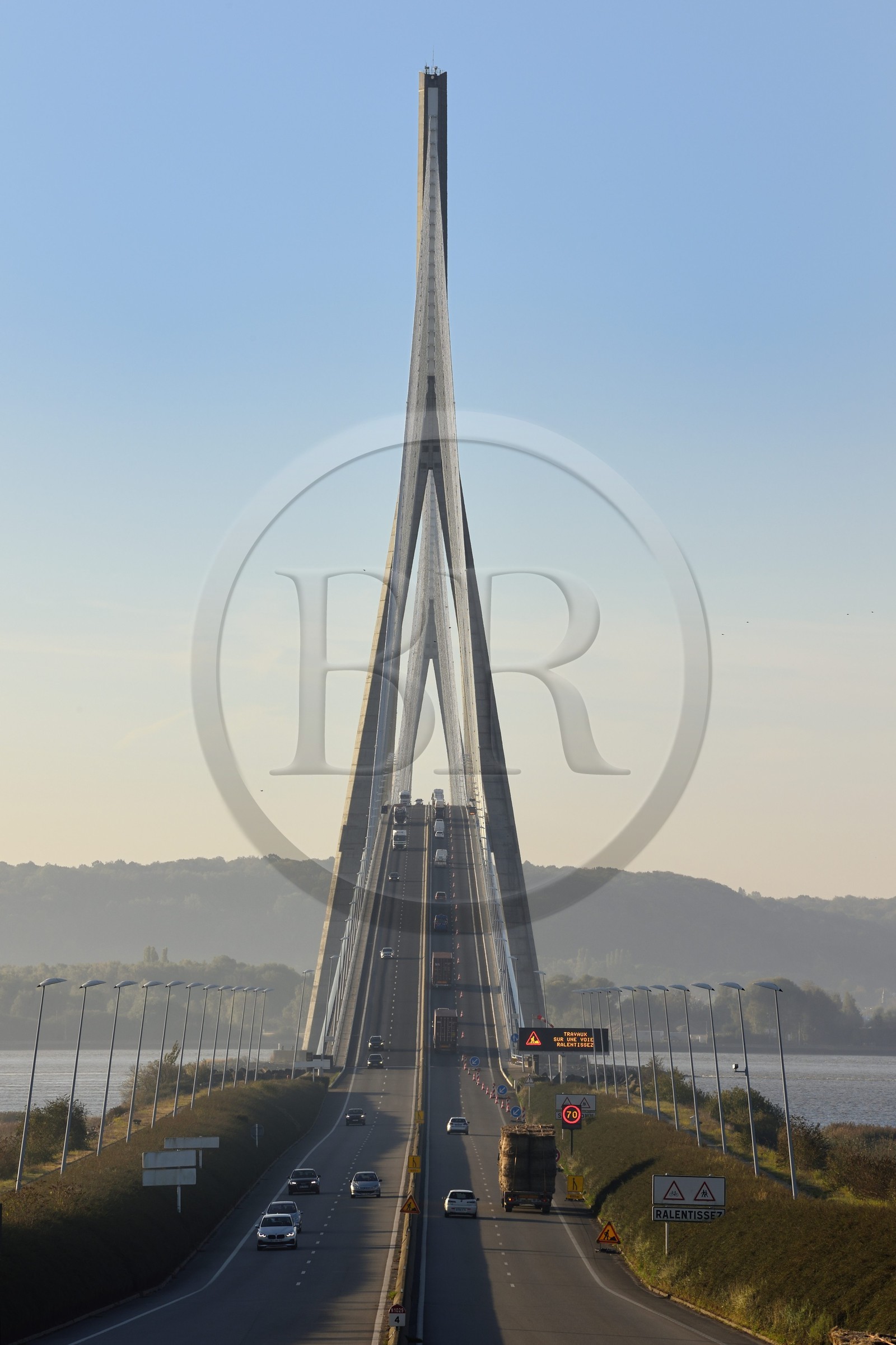 France, entre Calvados (14) et Seine-Maritime (76), le Pont de Normandie enjambe la Seine pour relier les villes de Honfleur et du Havre