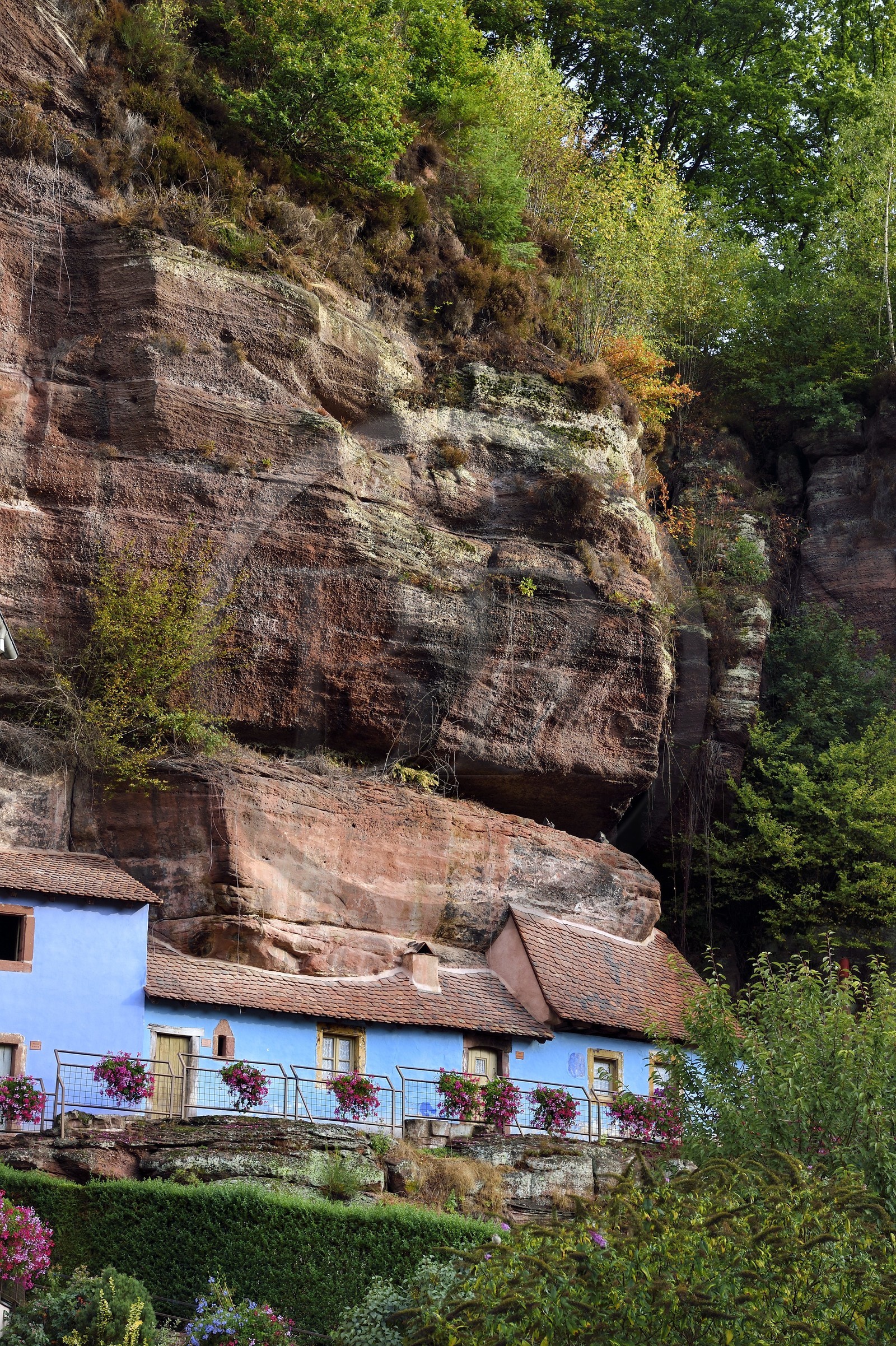 France, Bas-Rhin (67), Parc Naturel régional des Vosges du Nord, Eschbourg, Maisons des Rochers de Graufthal, habitations semi-troglodytiques du XVIIIe siècle et habitées jusqu'en 1958