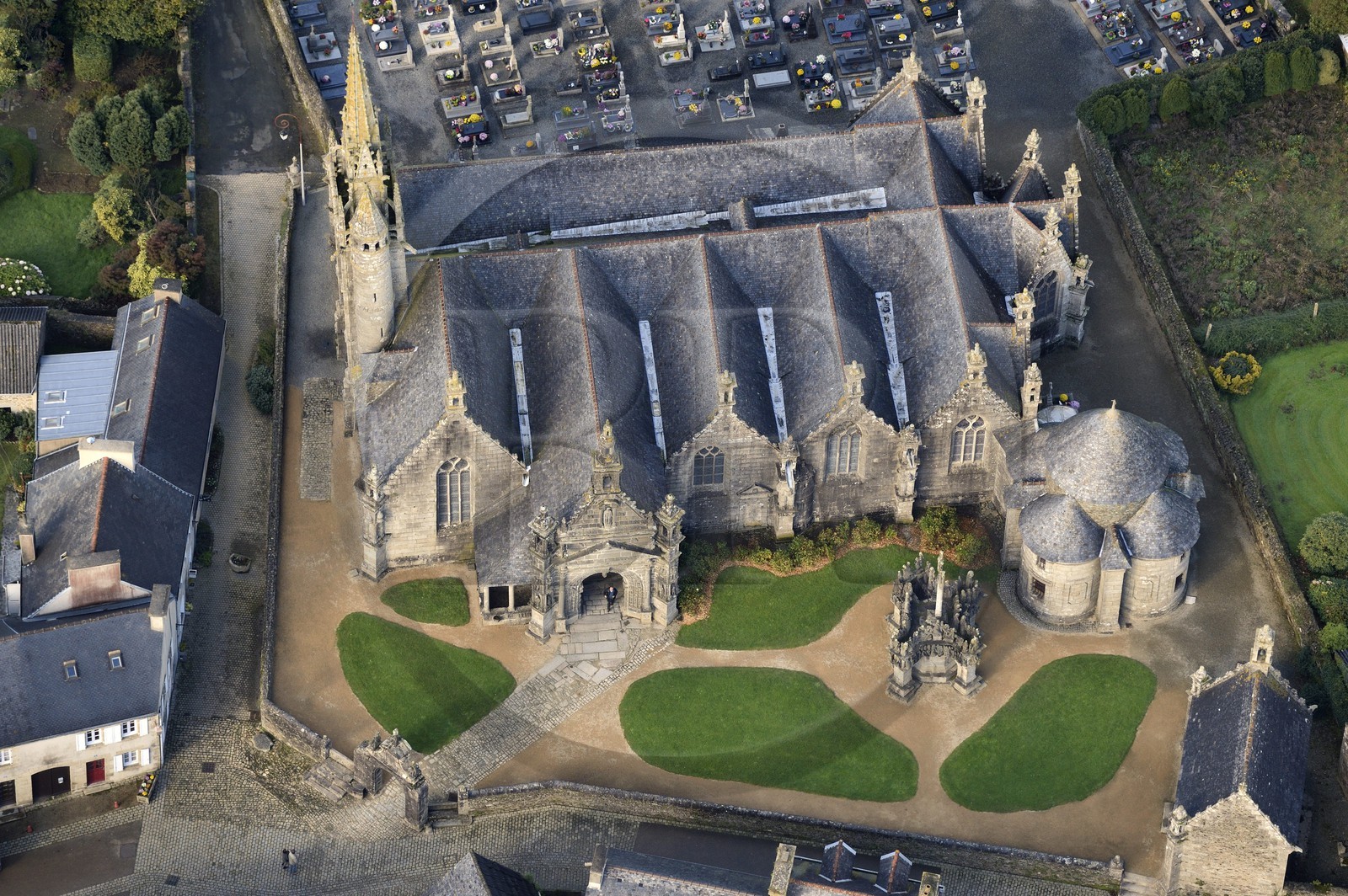 France, Finistère (29), Guimiliau, l'église et le calvaire dans l'enclos paroissial (vue aérienne)