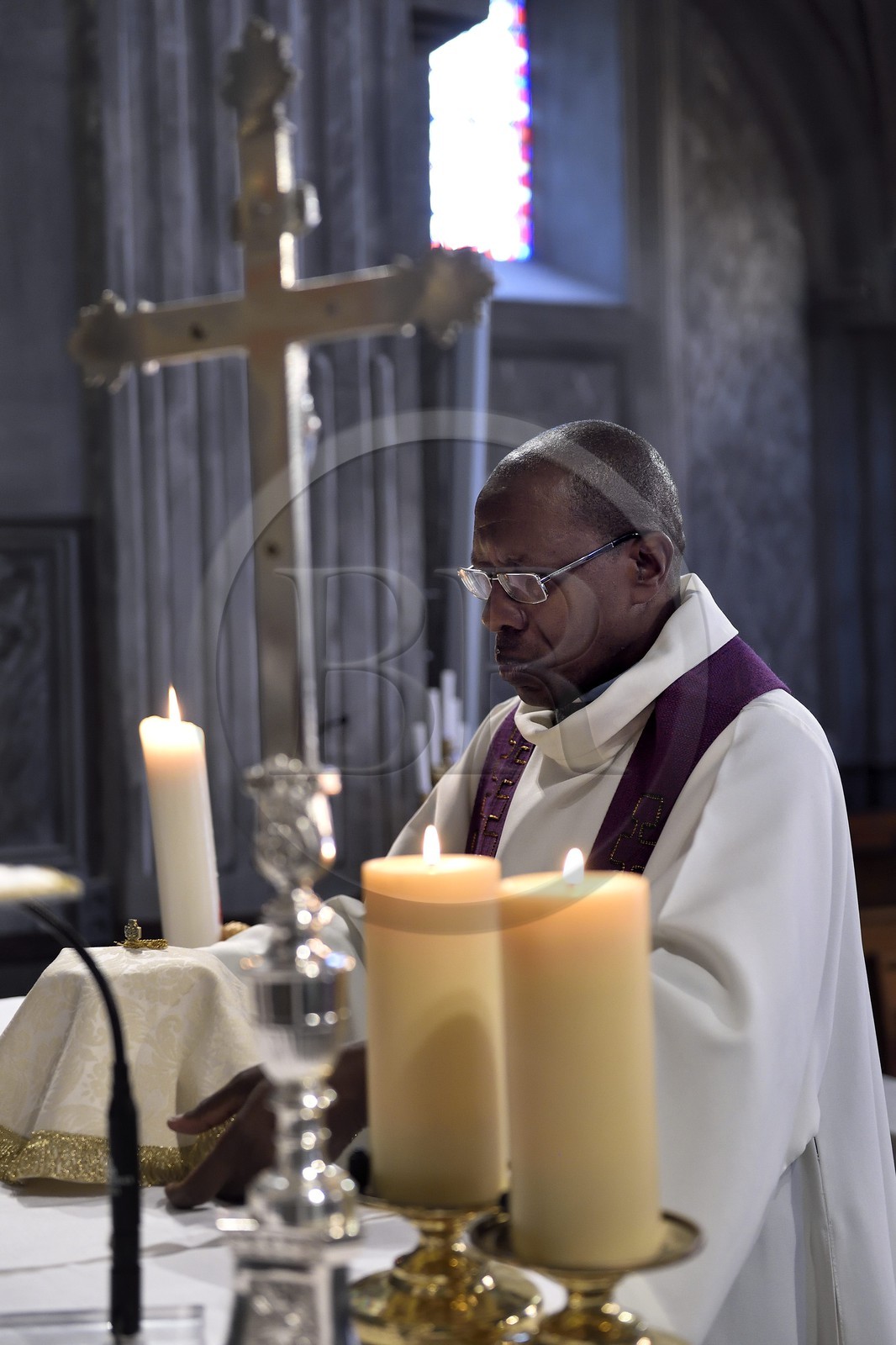 France, Corse-du-Sud (2A), Piana, labellisé Les Plus Beaux Villages de France, l'église paroissiale de l'Assomption (Santa Maria Assunta), le curé d'origine rwandaise Edouard Sentarure