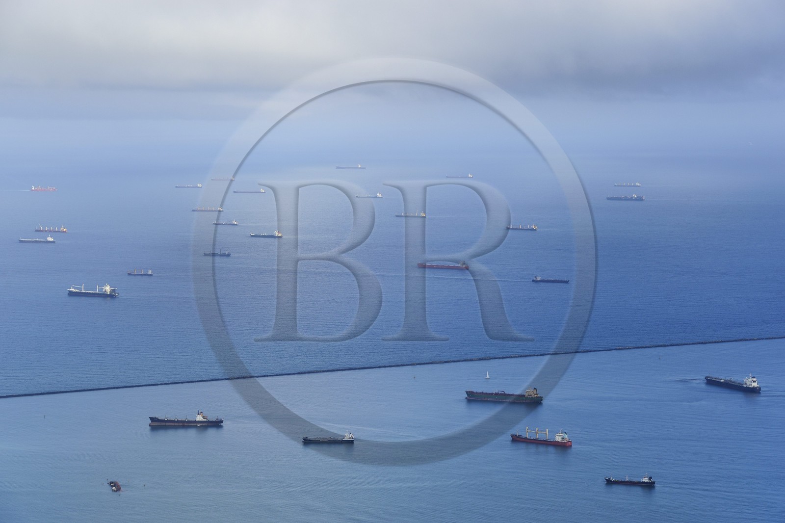 Panama, province de Colon, la baie Limon (Bahia Limon) dans la mer des Caraïbes à la sortie du Canal de Panama coté Atlantique procure un mouillage pour les navires en attente de transit (vue aérienne)