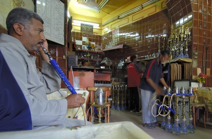 Egypte, Haute Egypte, Nubie, vallée du Nil, Assouan, le souk, fumeur de narguilé