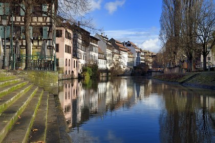 France, Bas-Rhin (67), Strasbourg, vieille ville classée au Patrimoine Mondial de l'UNESCO, quartier de la Petite France, quai de la Bruche à gauche et quai de la Petite France le long d'un des bras de la rivière l'Ill
