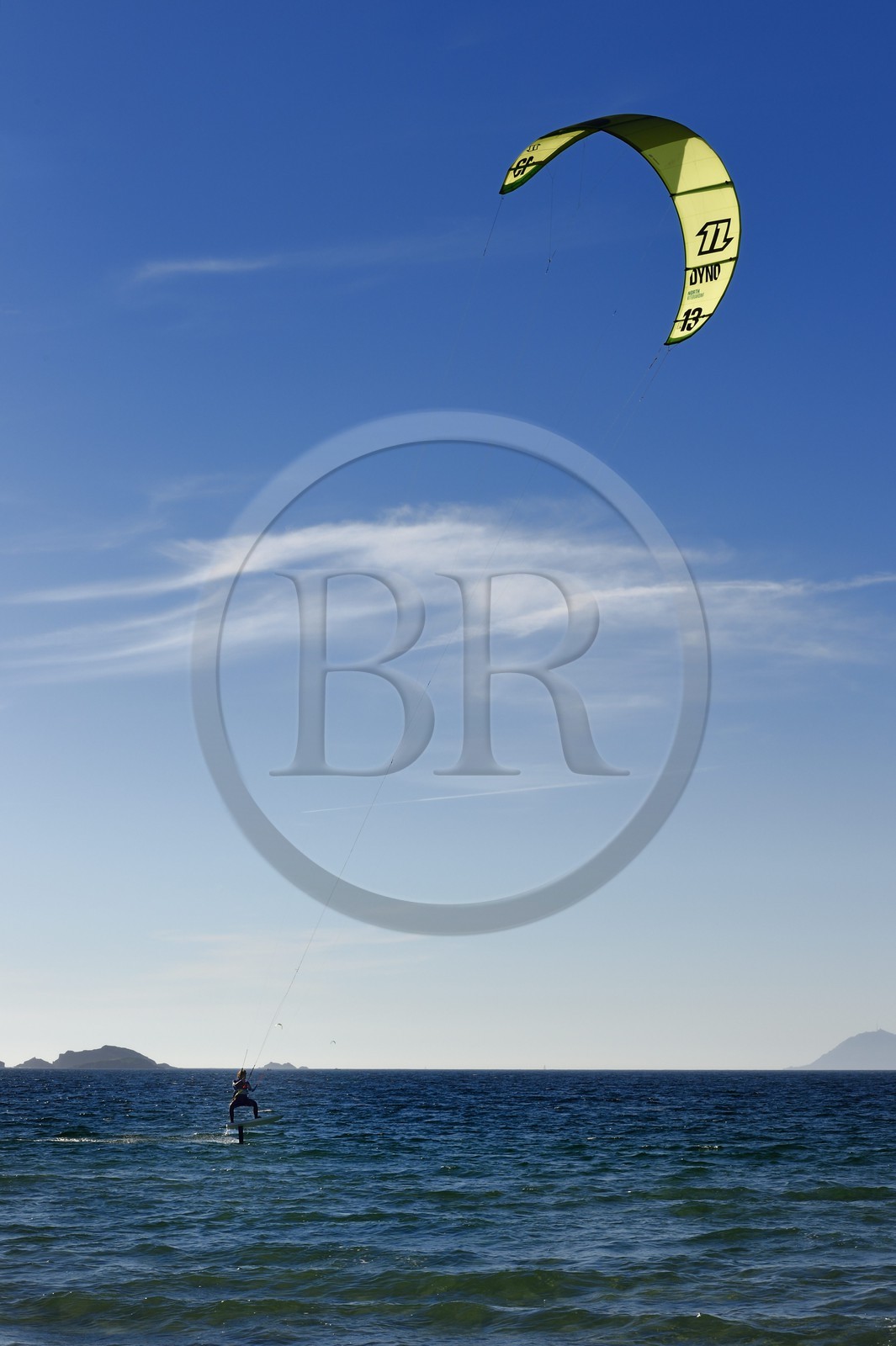 France, Var (83), Hyères, Presqu'Ile de Giens, plage de l'Almanarre, Ariane Imbert en kitefoil, triple championne de France de Kitesurf et vice-championne du monde de Race 2014