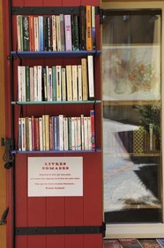 France, Gard (30), région du Pays d'Uzège, Saint-Quentin-la-Poterie, prêt gratuit de livres dans la rue