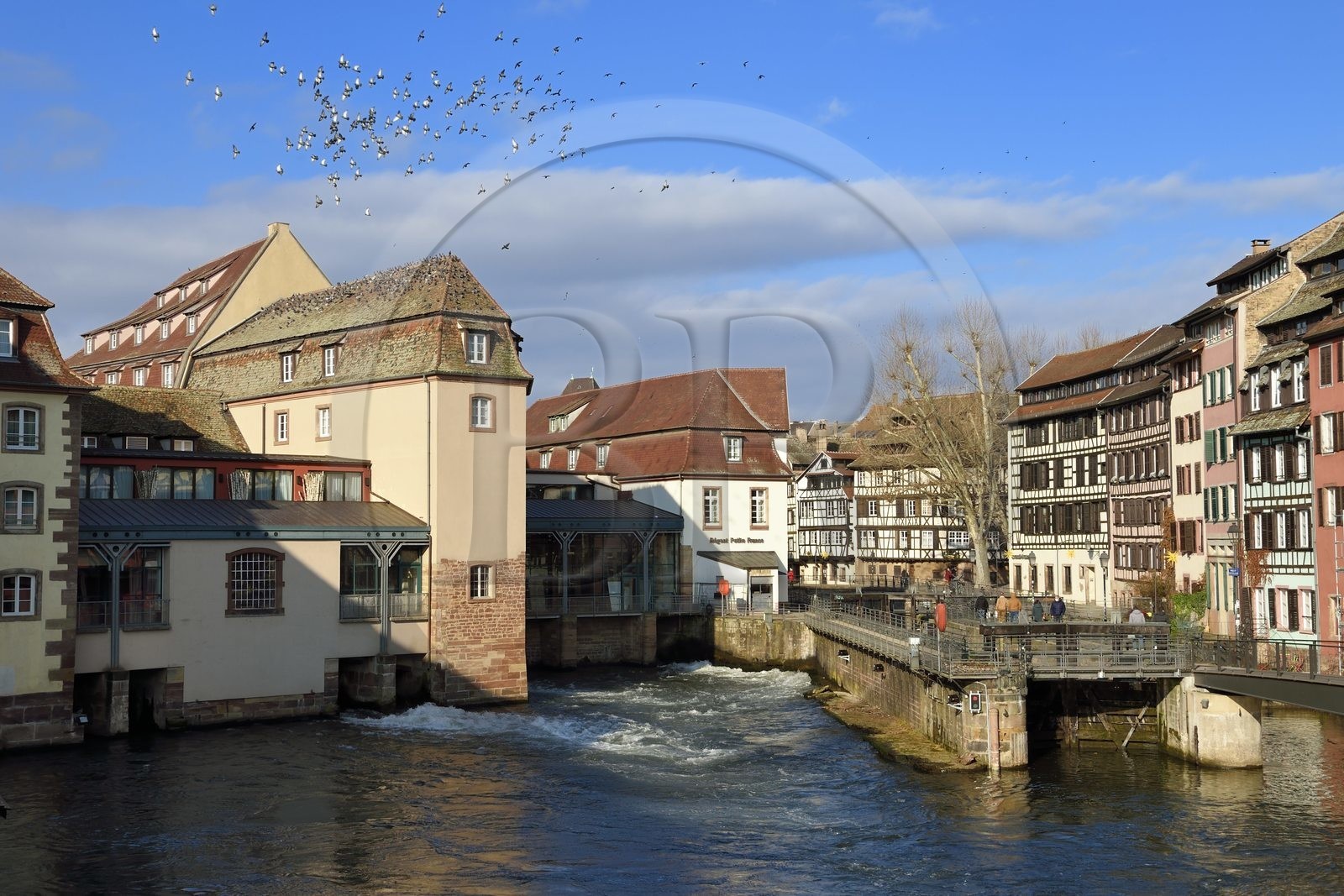 France, Bas Rhin, Strasbourg, old town listed as World Heritage by UNESCO, the lock on the Ill towards the quai des Moulins and the footbridge of the old coolers
