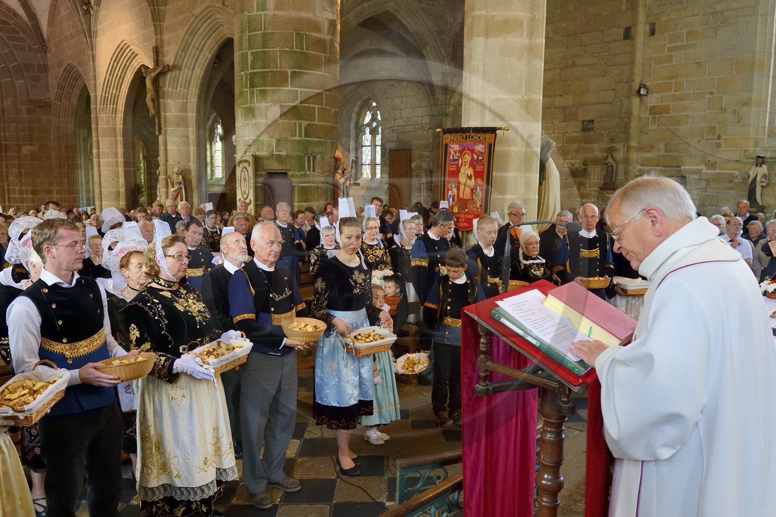 France, Finistère (29), Locronan, labellisé Les Plus Beaux Villages de France, église Saint-Ronan, cérémonie religieuse qui précède la procession de la Troménie