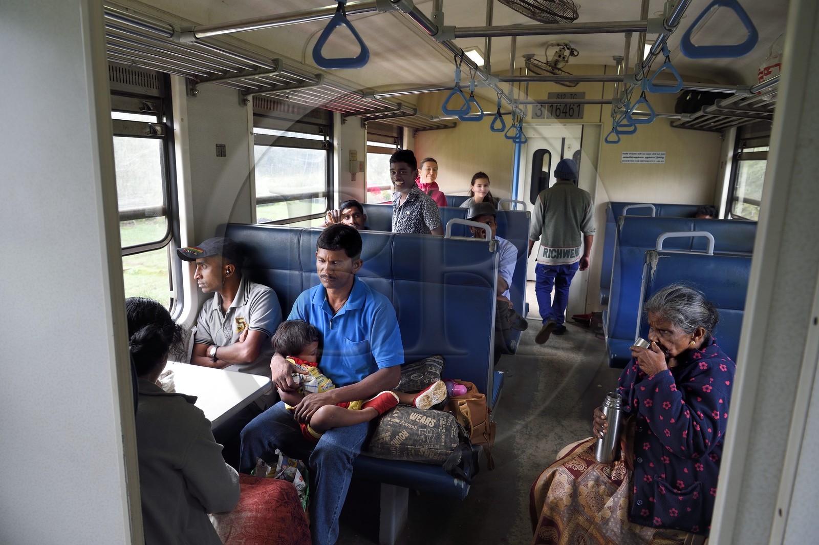 Sri Lanka, Province d'Uva, trajet en train dans la région montagneuse de la culture du thé entre Hatton et Ella, passagers du train vers Ambewela
