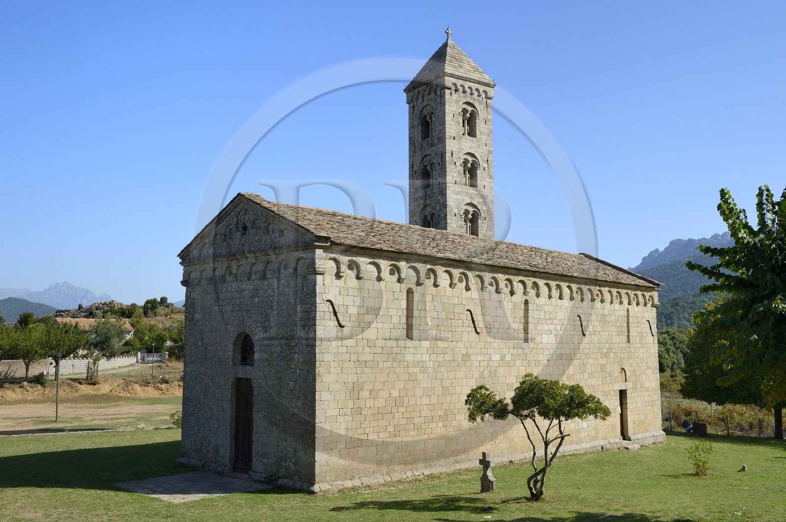 France, Corse-du-Sud (2A), Alta Rocca, Carbini, l'église Saint-Jean-Baptiste et son campanile, le village était au coeur du mouvement héretique des Giovannali