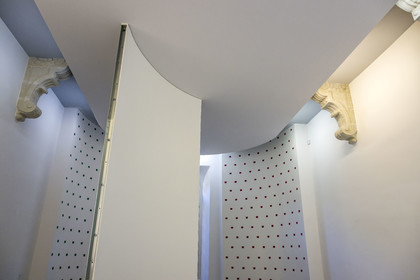 France, Vaucluse, Avignon, Collection Lambert, Museum of Contemporary Art, Brushstrokes No. 50 repeated at regular intervals (30cm) acrylic on wall (2000) work by Niele Toroni